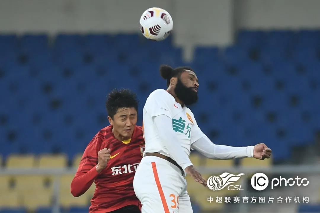 انضمام ديفيز لريال مدريد يهدد مستقبل ثلاثة مدافعين من سيبقى؟