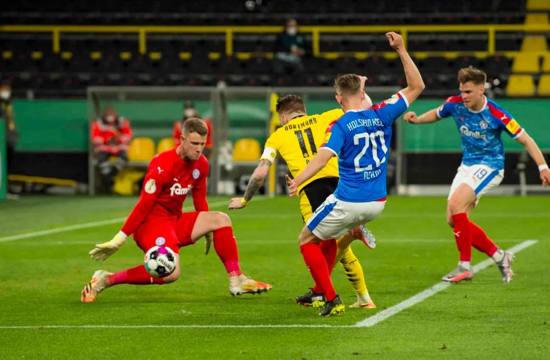 بات ليفربول على أعتاب التتويج بلقب الدوري الإنجليزي بعد غياب 30 عاماً